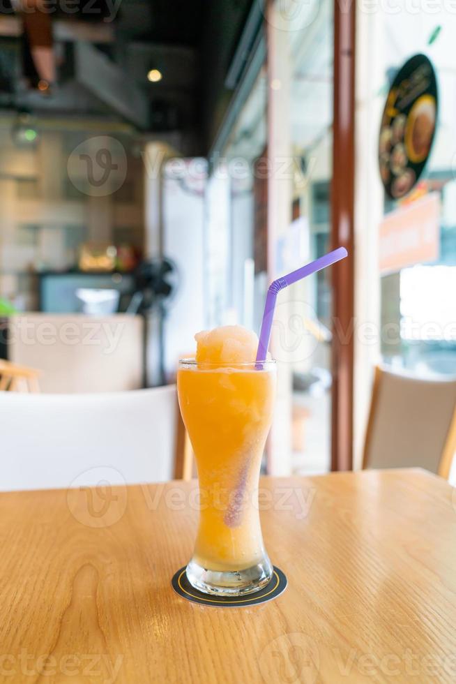 sinaasappelsap blend smoothie glas in café restaurant foto