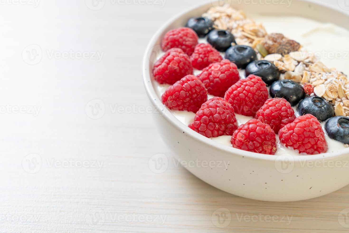 zelfgemaakte yoghurtkom met framboos, bosbes en granola - healthy food style foto