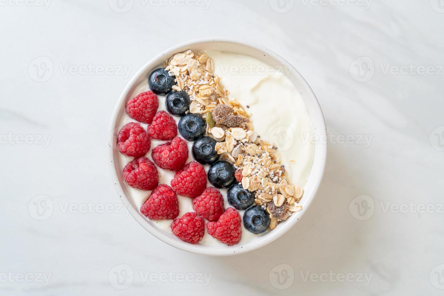 zelfgemaakte yoghurtkom met framboos, bosbes en granola - healthy food style foto