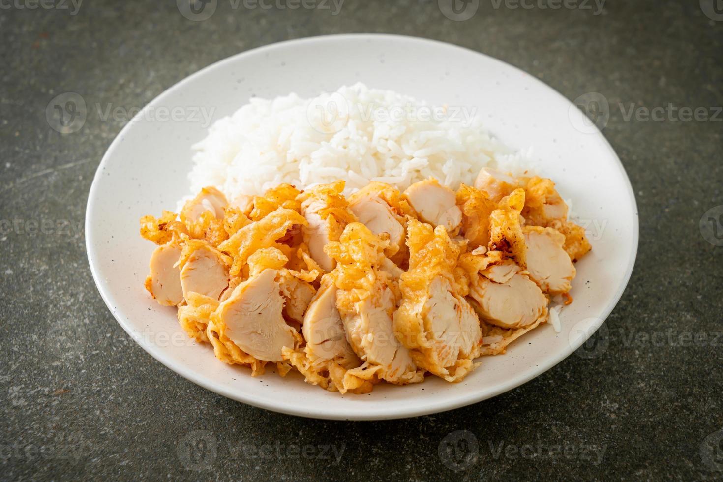 gebakken kip op rijst met pittige dipsaus foto
