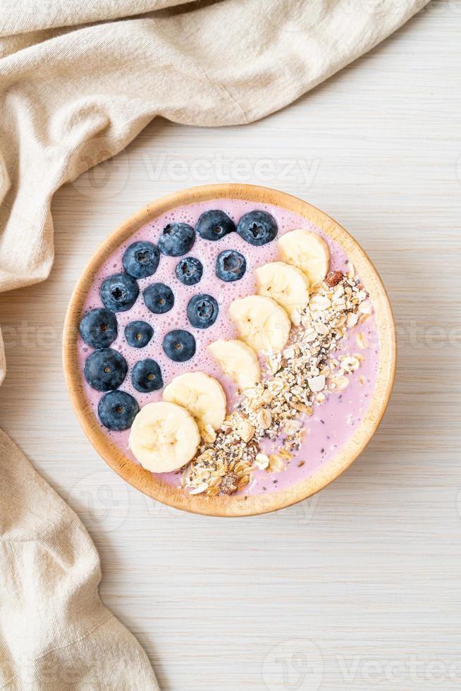 yoghurt- of smoothiekom met bosbes, banaan en muesli - gezonde voedingsstijl foto