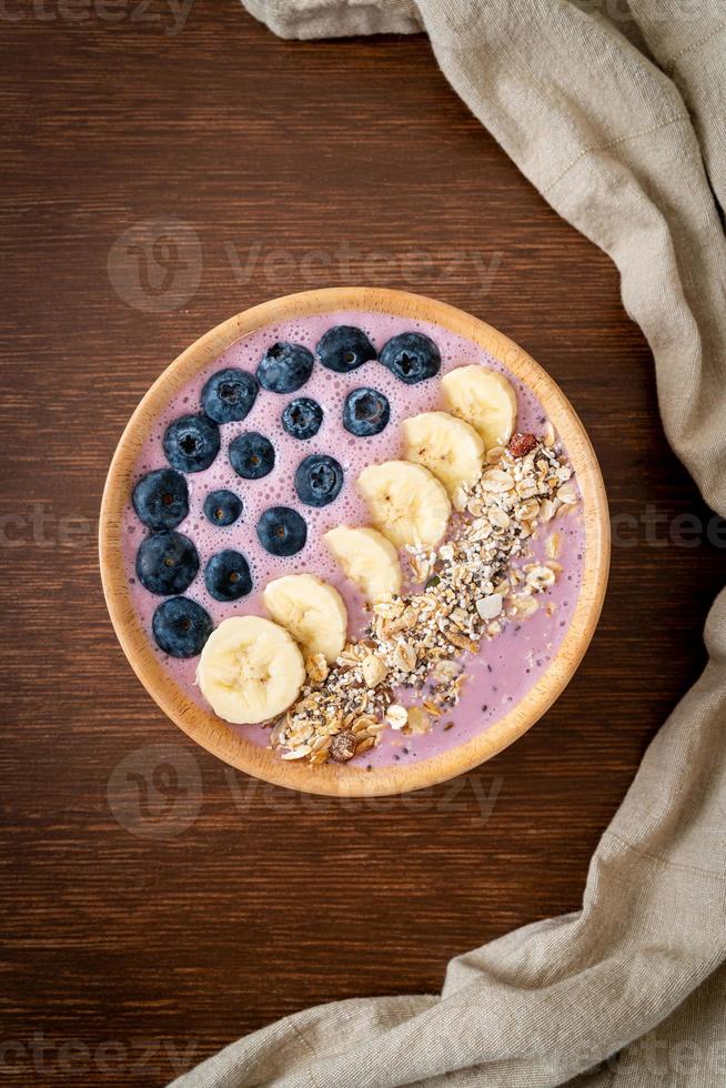 yoghurt- of smoothiekom met bosbes, banaan en muesli - gezonde voedingsstijl foto