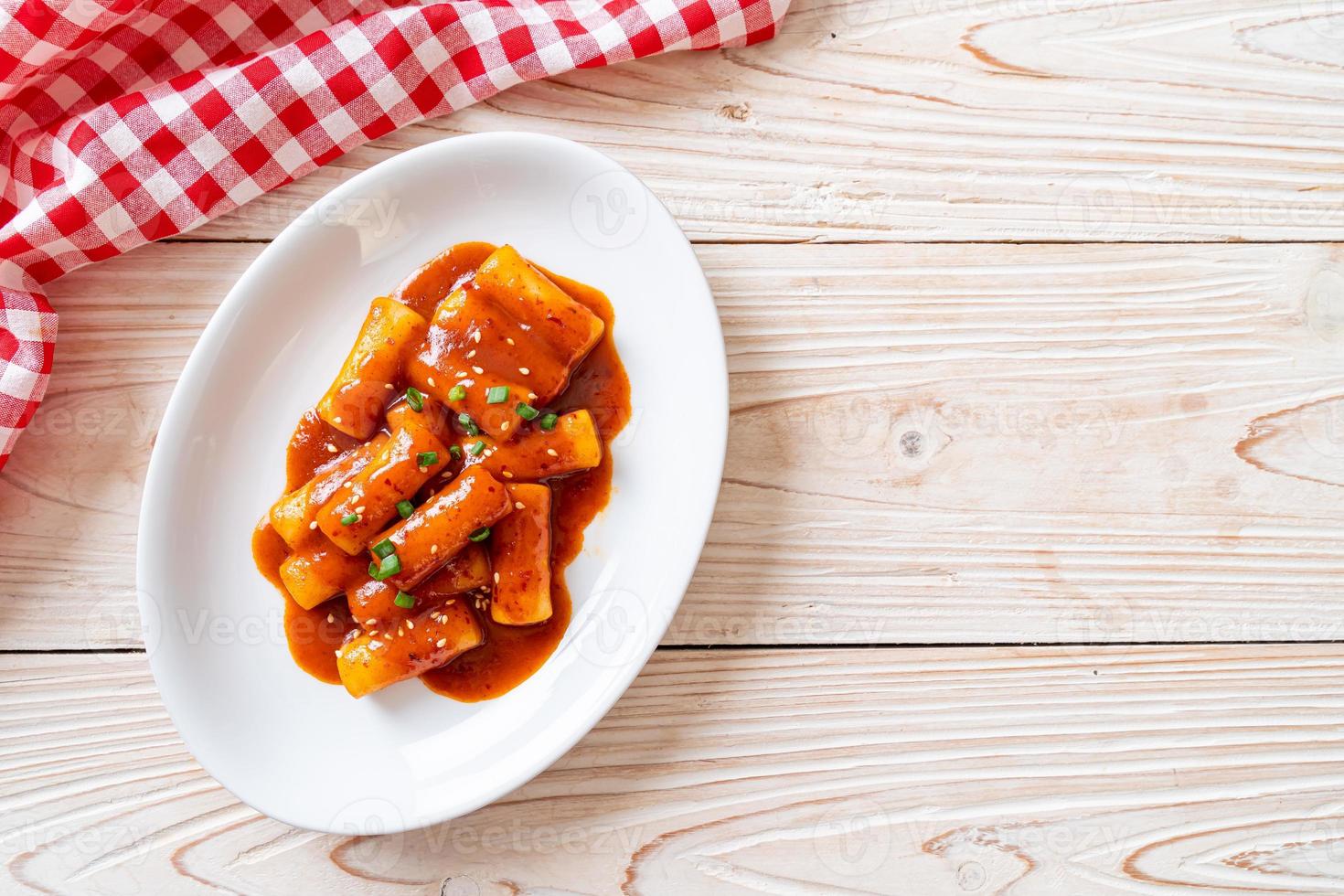 Koreaanse rijstwafelstok in pikante saus - tteokbokki foto