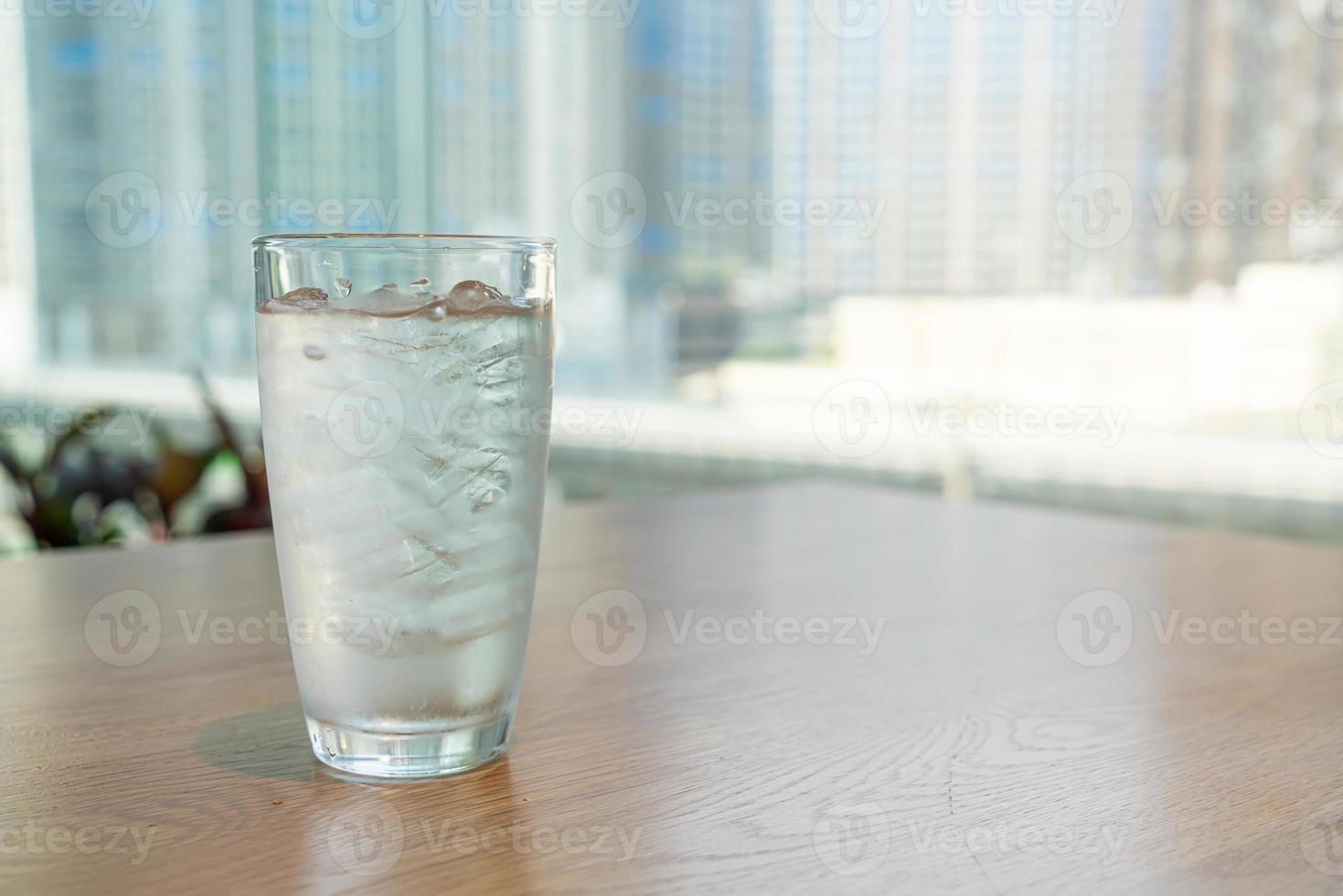 waterglas met ijs op tafel foto