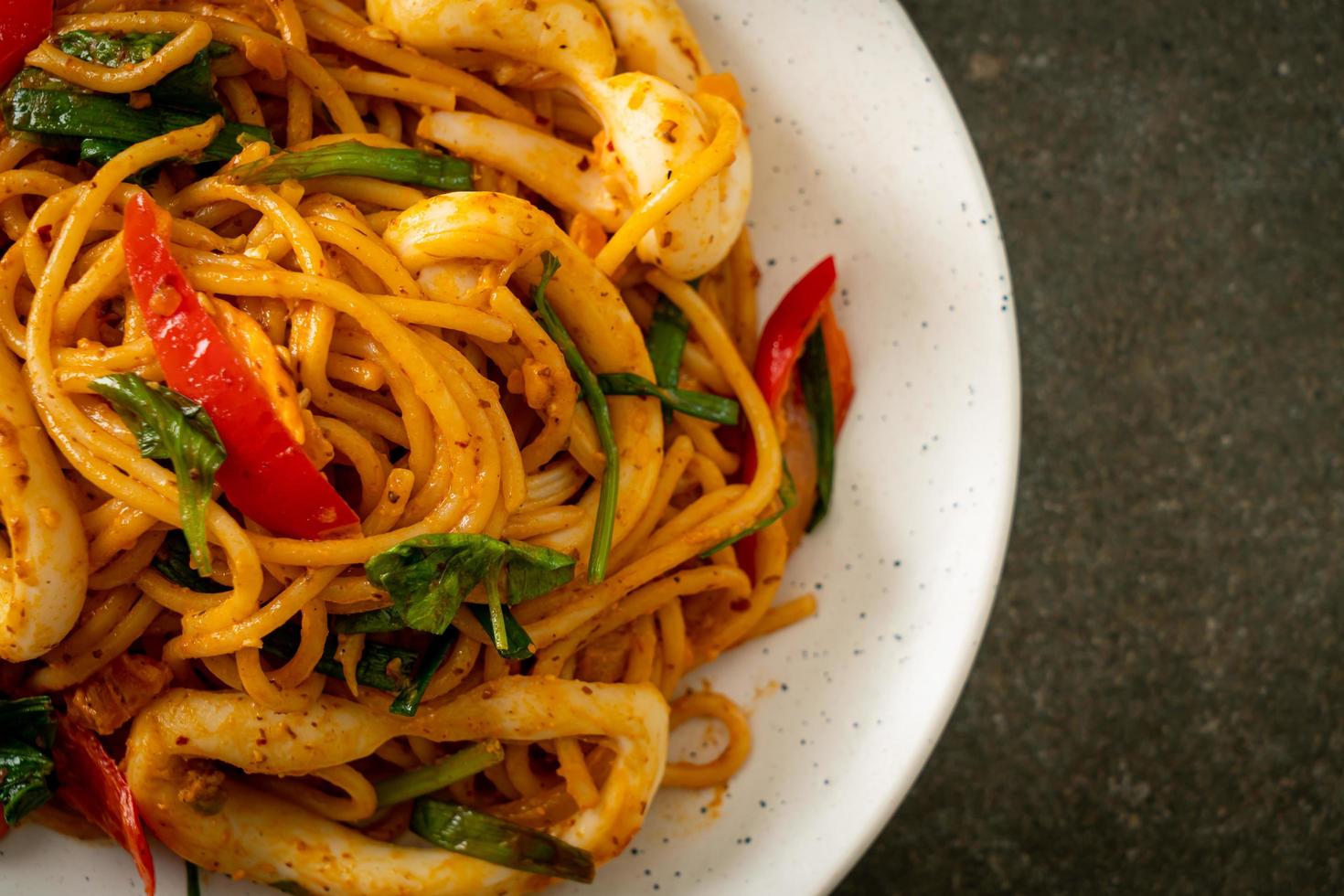 roergebakken spaghetti met gezouten ei en inktvis - fusion food style foto