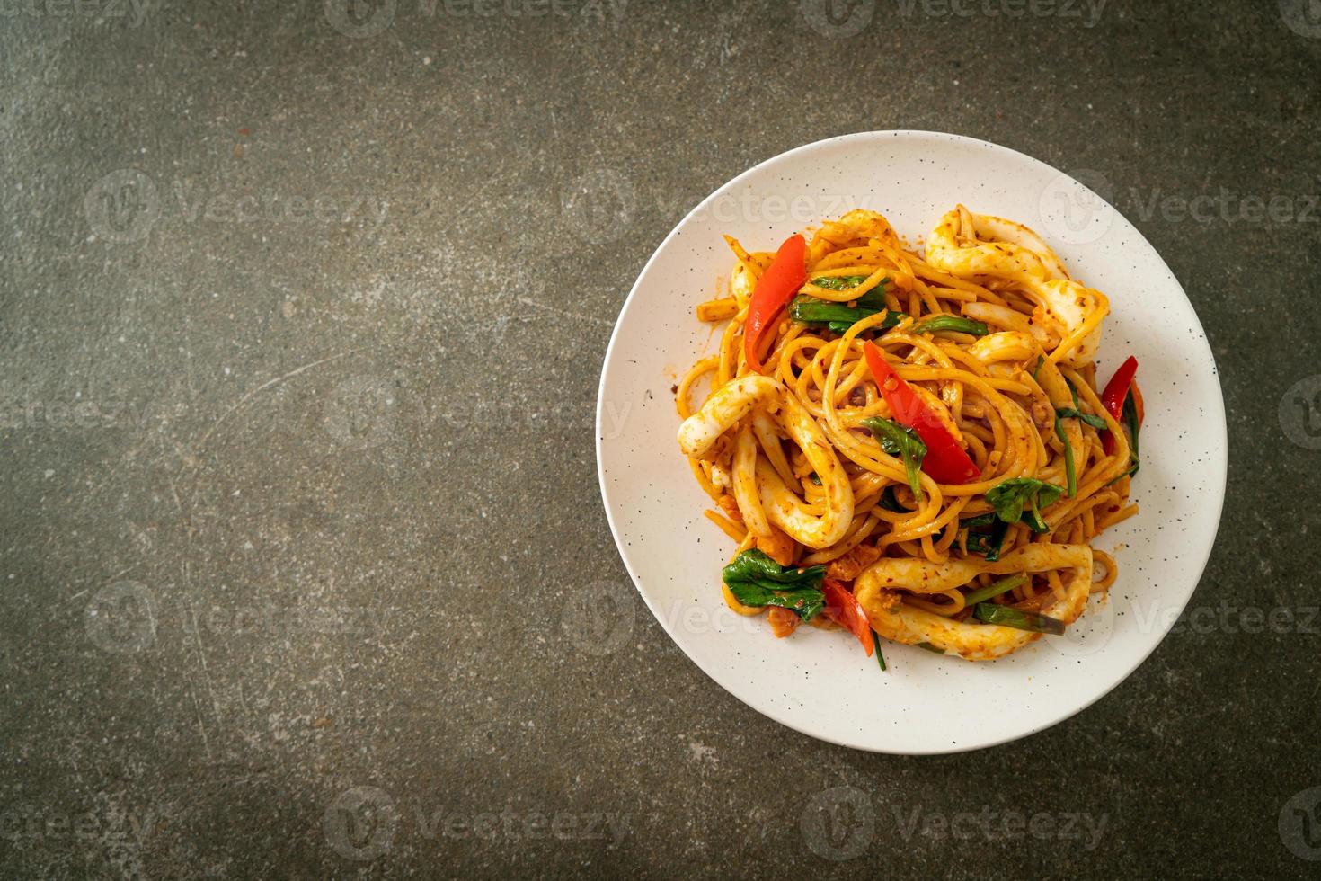 roergebakken spaghetti met gezouten ei en inktvis - fusion food style foto