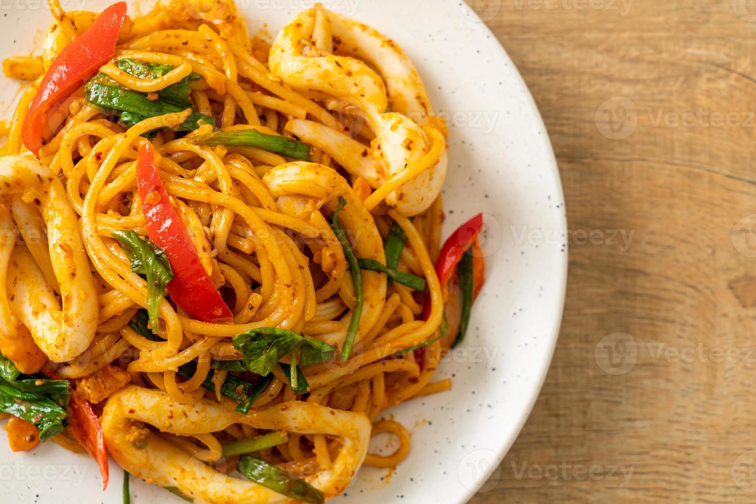 roergebakken spaghetti met gezouten ei en inktvis - fusion food style foto