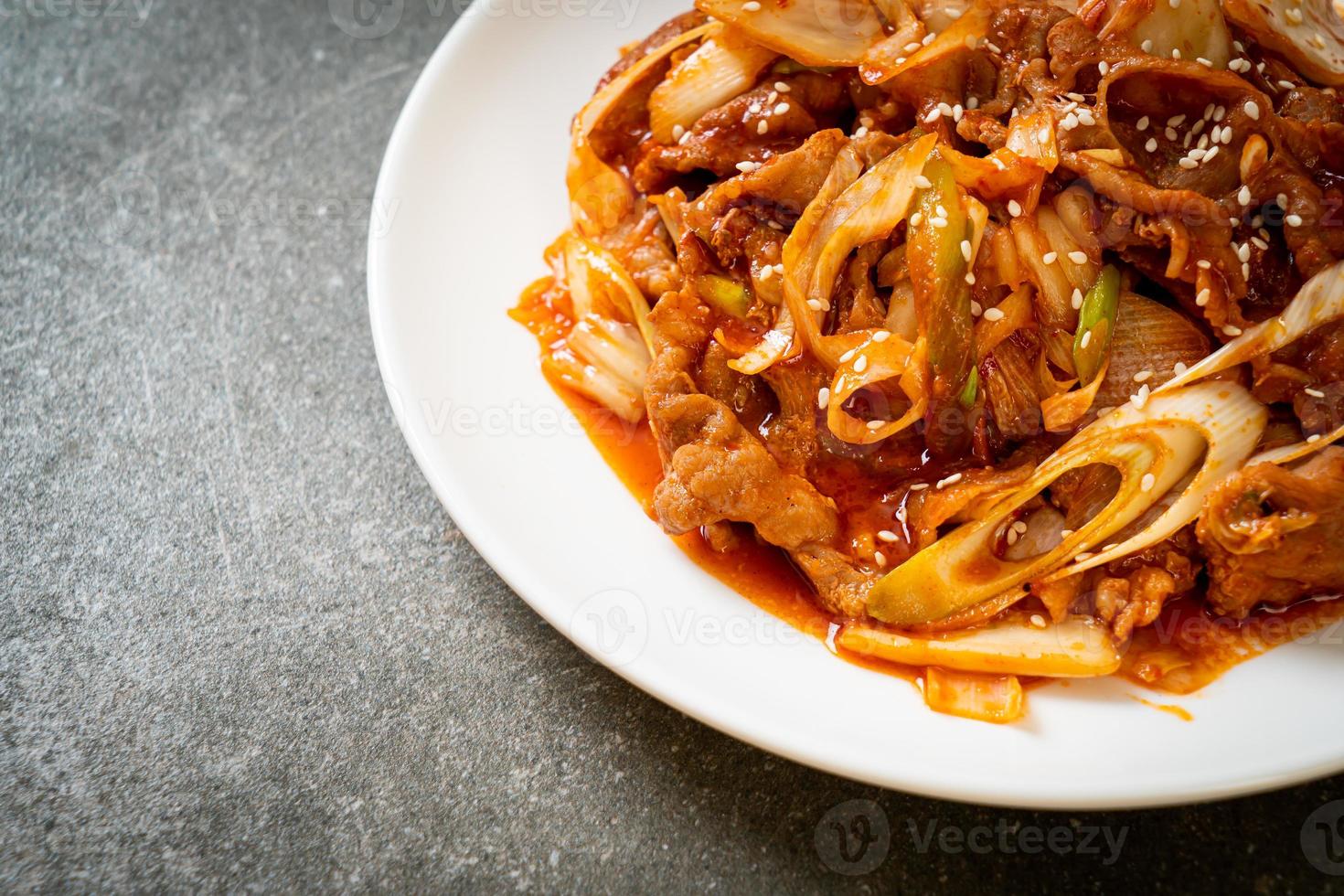 roergebakken varkensvlees met Koreaanse pittige pasta en kimchi - Koreaanse voedselstijl foto