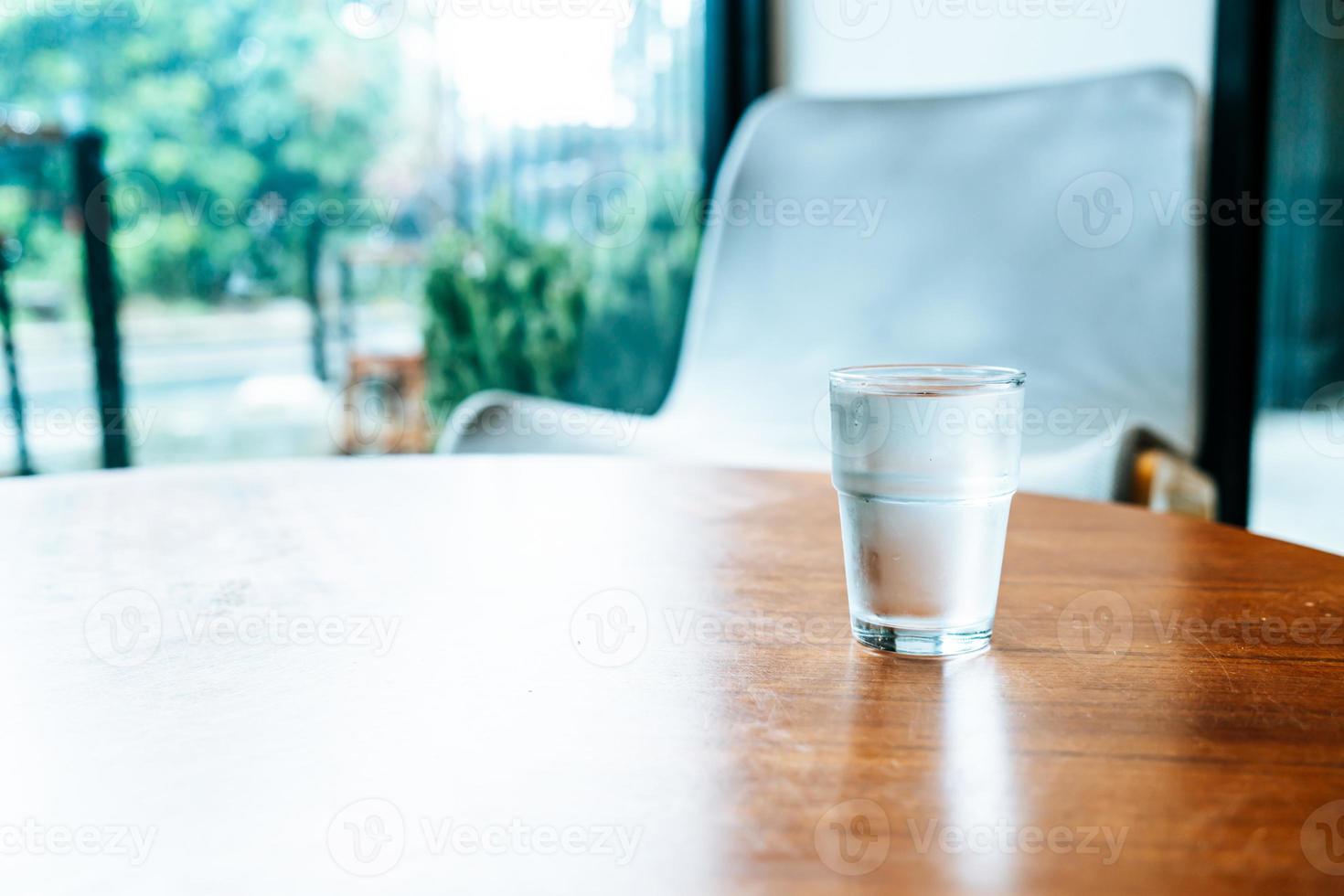 glas water op houten tafel foto