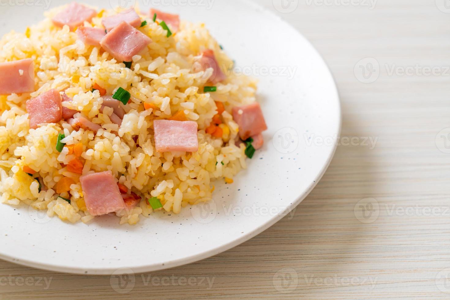homemnade gebakken rijst met ham op bord foto