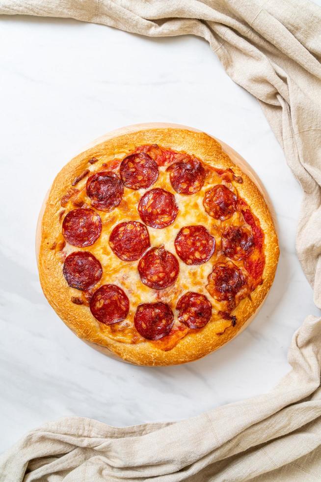 pepperoni pizza op houten dienblad - Italiaanse eetstijl food foto