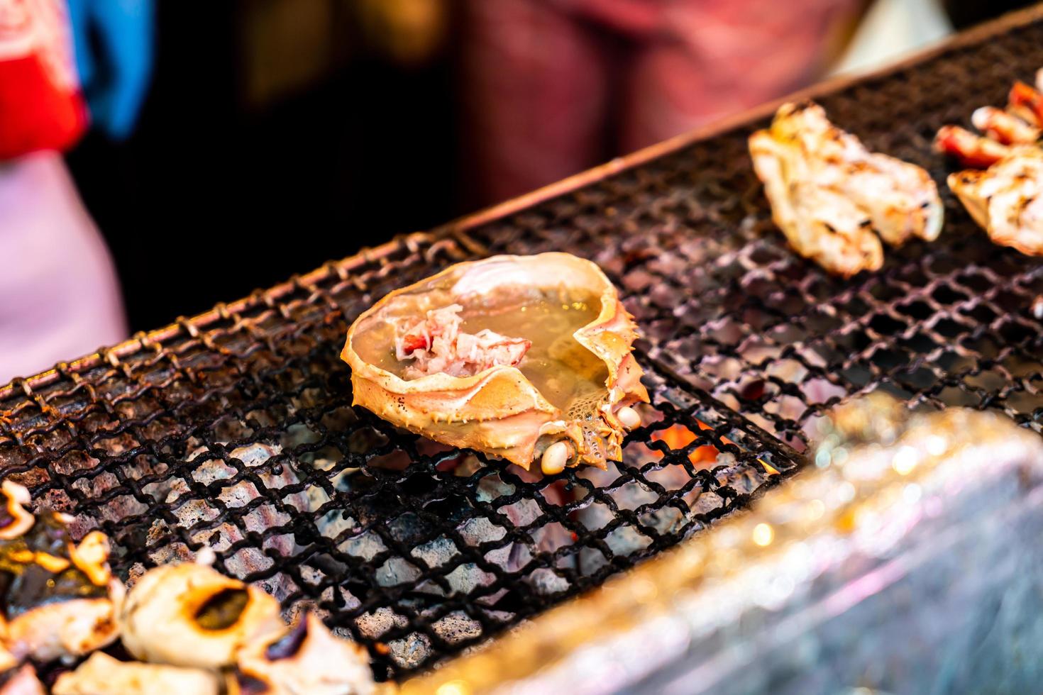 Japans gerecht van gegrilde krabschelp met miso genaamd kani miso koura yaki op een hete grill foto