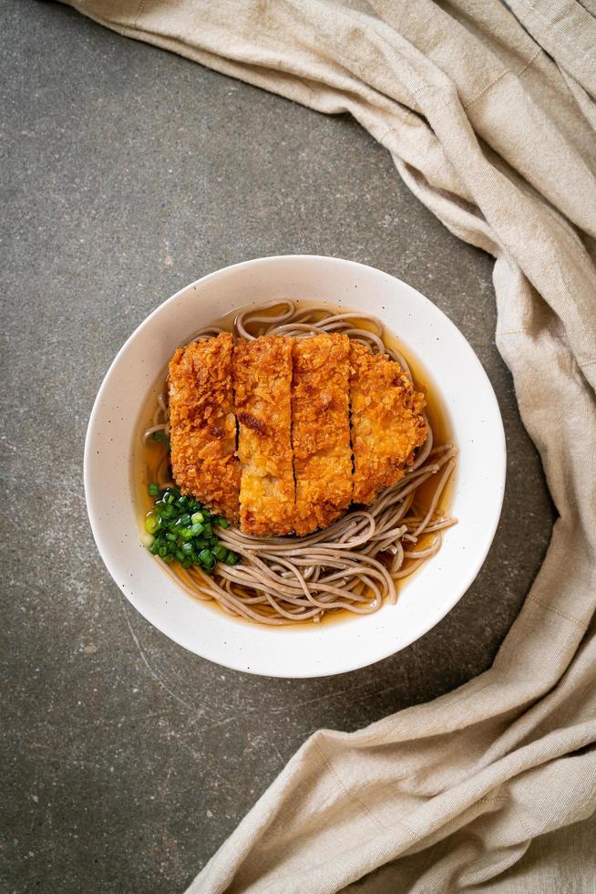 soba ramen noodle met japanse gefrituurde varkenskotelet, of tonkatsu - Aziatisch eten foto