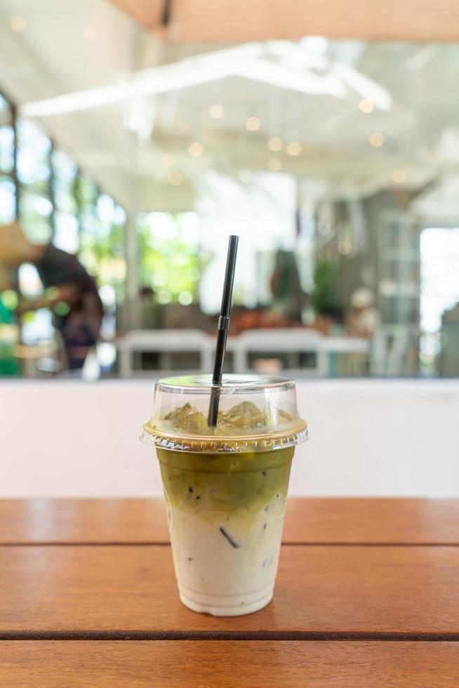 iced matcha groene thee milkshake in coffeeshop café restaurant foto