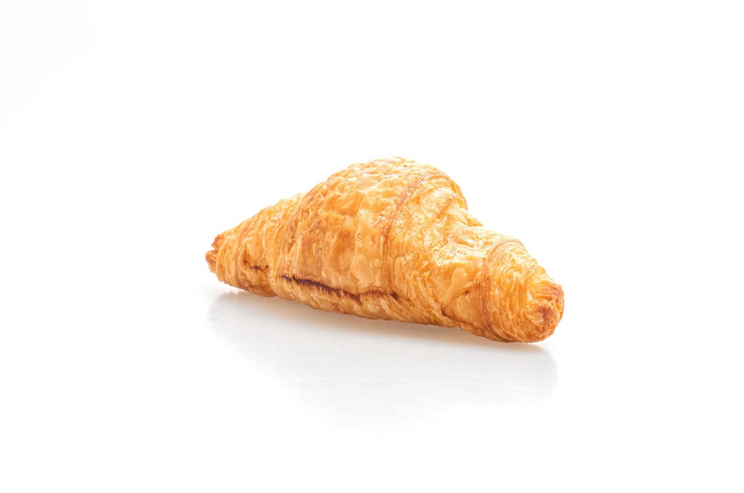 verse croissant die op witte achtergrond wordt geïsoleerd foto