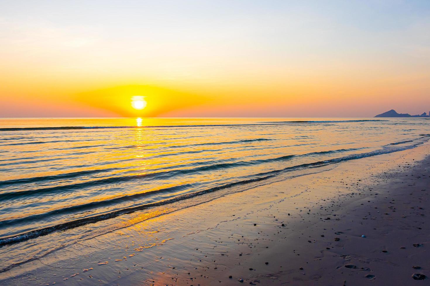 prachtige zonsopgang of zonsondergang met schemerhemel en zeestrand foto