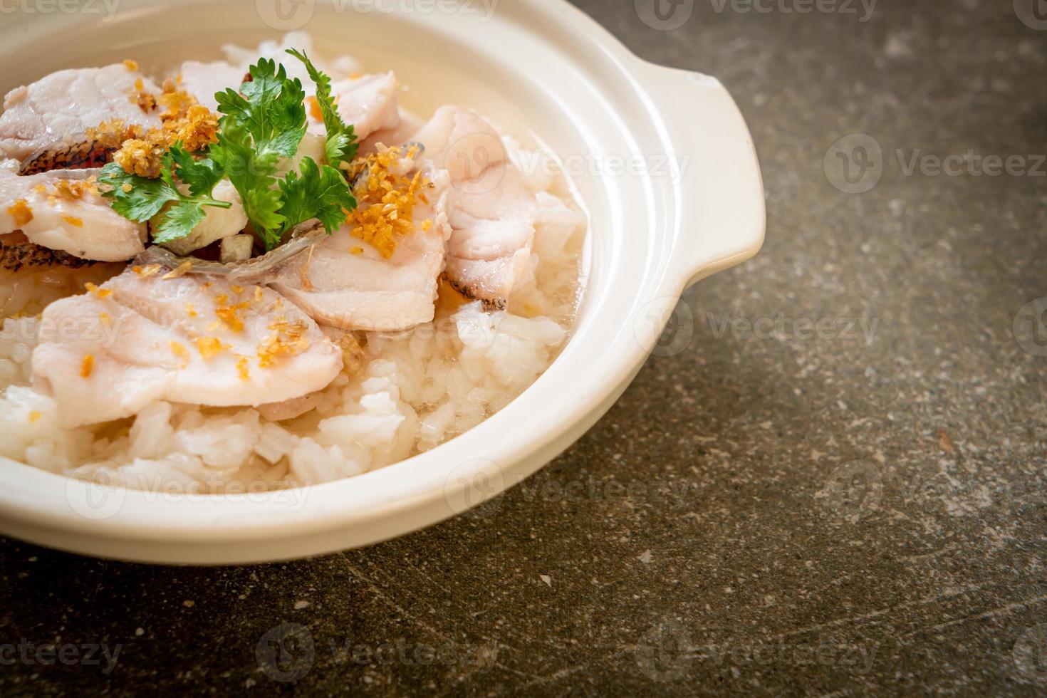 pap of gekookte rijstsoep met vissenkom foto