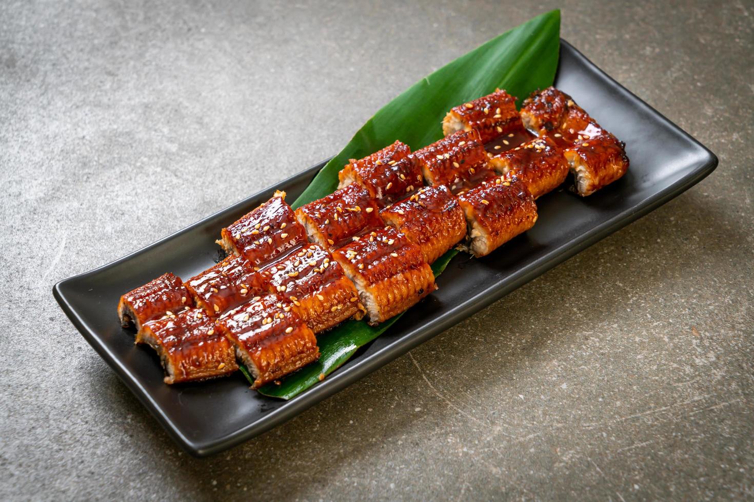 gesneden gegrilde paling of gegrilde unagi met saus - kabayaki - japans eten stijl foto