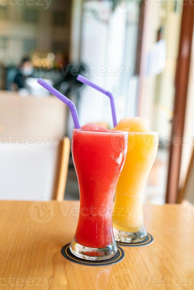 sinaasappel smoothie en watermeloen smoothie glas in café restaurant foto