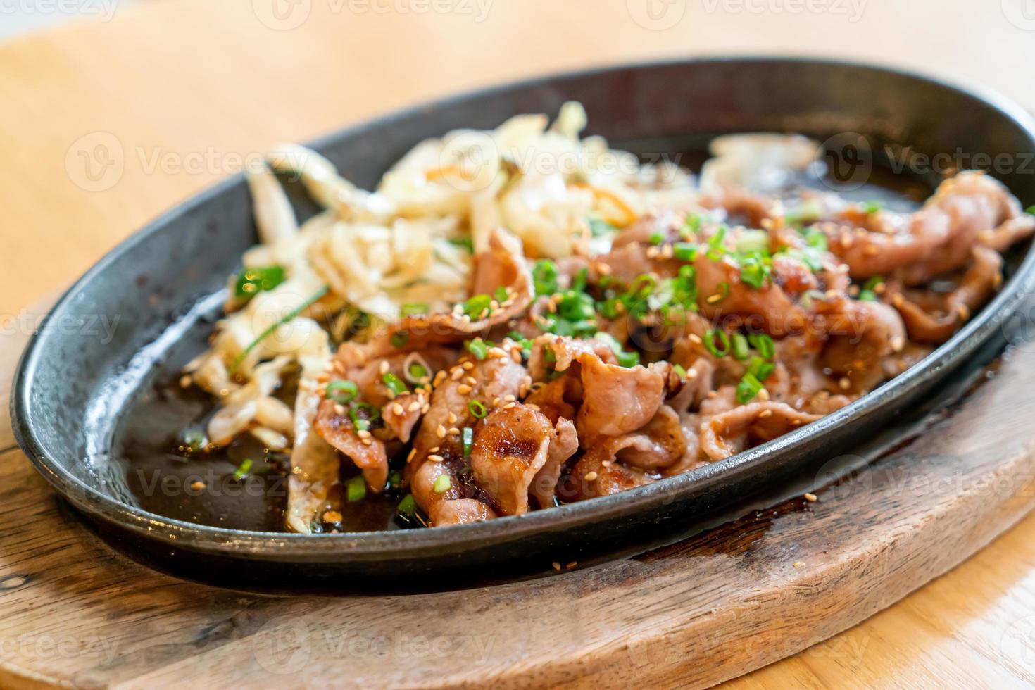 teriyaki-varkensvlees in hete pan met kool - Japanse voedselstijl foto