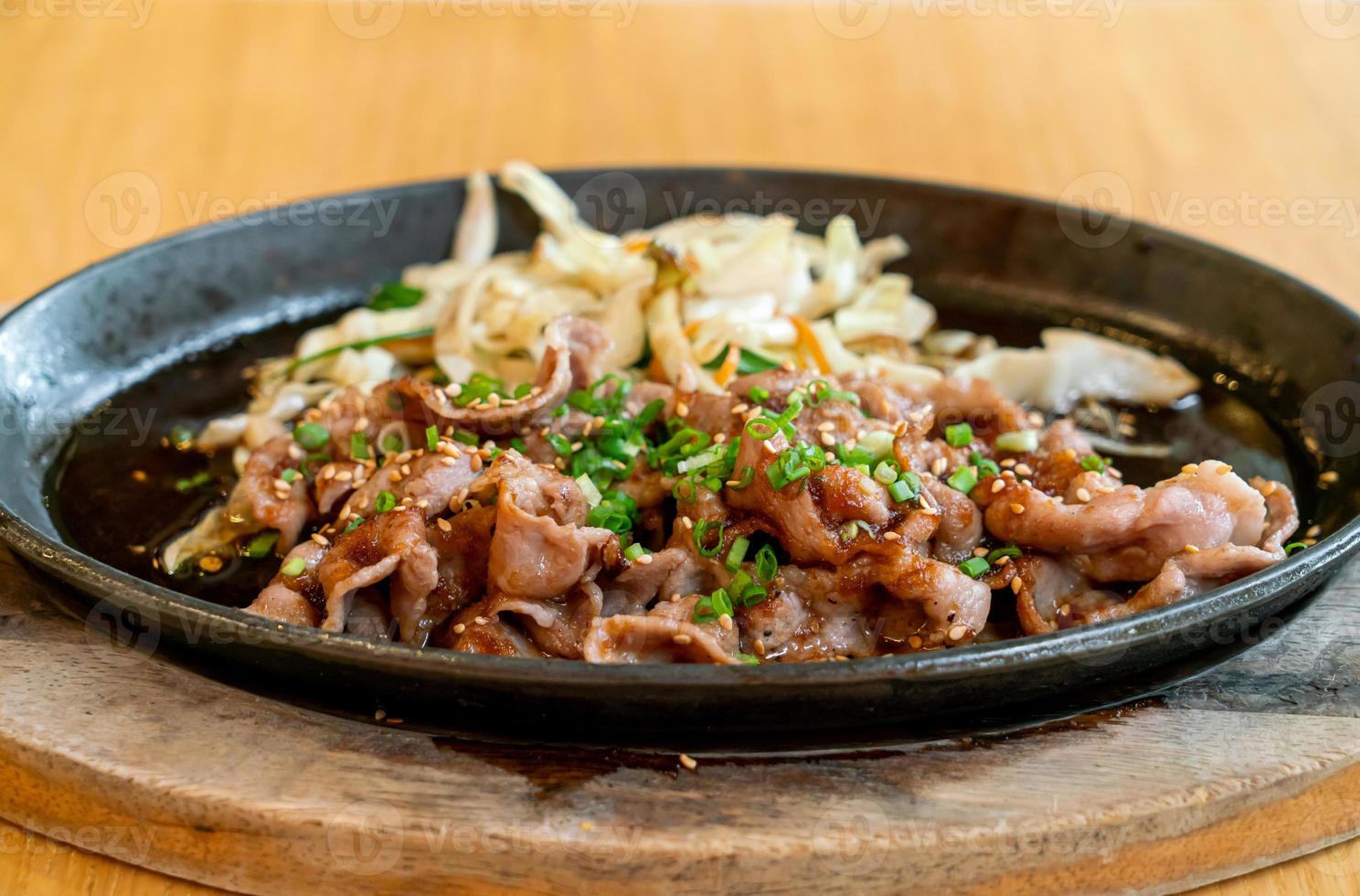 teriyaki-varkensvlees in hete pan met kool - Japanse voedselstijl foto