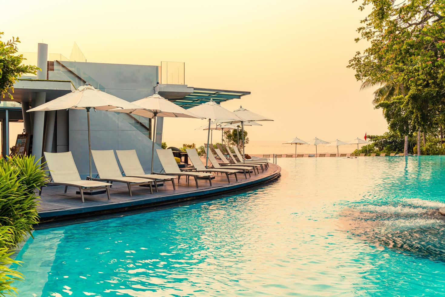 stoelzwembaden rond zwembaden in hotelresort - vakantie- en vakantieconcept foto