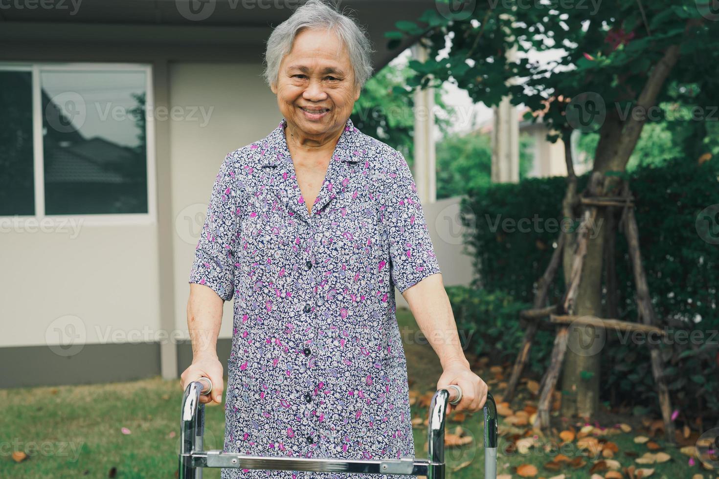 Aziatische senior of oudere oude dame vrouw patiënt lopen met rollator in park thuis, gezond sterk medisch concept foto