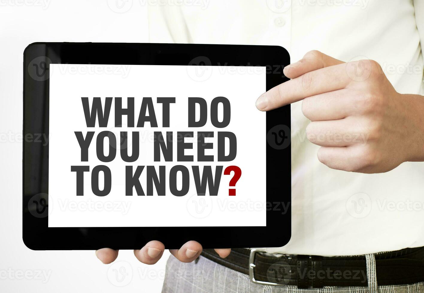 tekst wat Doen u nodig hebben naar weten Aan tablet Scherm in zakenman handen Aan de wit achtergrond. bedrijf concept foto