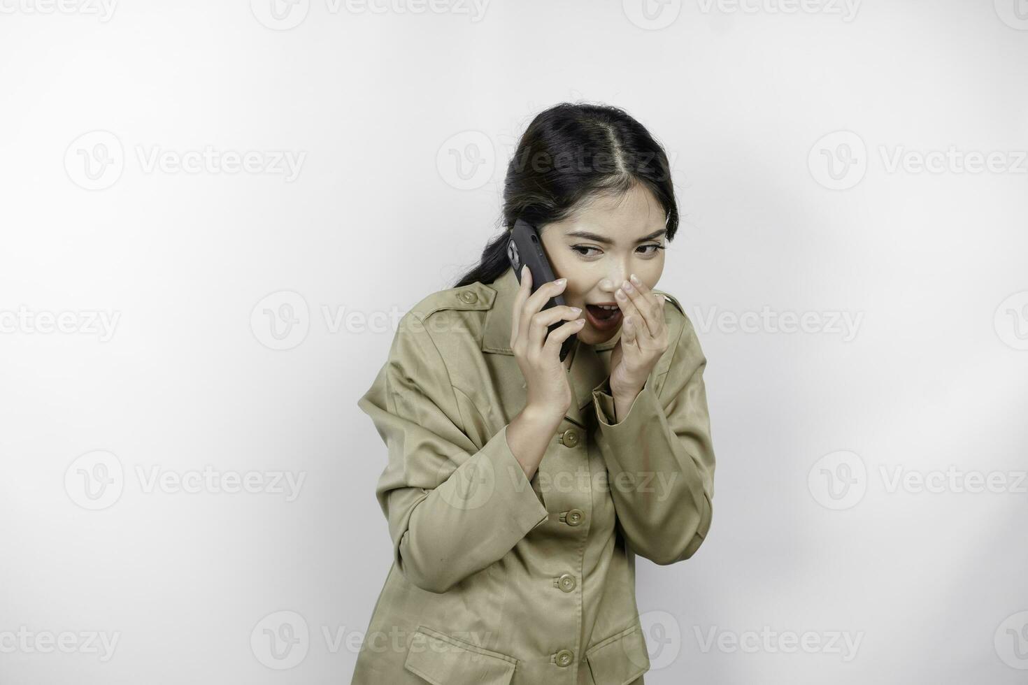 een mooi regering arbeider vrouw is pratend of fluisteren terwijl pratend Aan de telefoon. foto