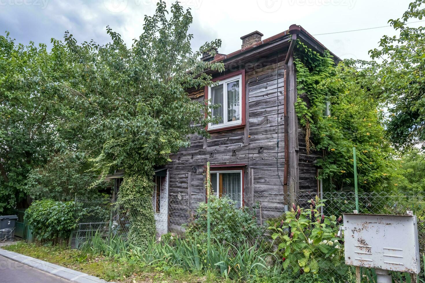 voorbeeld van honderd jaar oud historisch gebouw en hoeve van privaat sector in houten constructivisme stijl foto