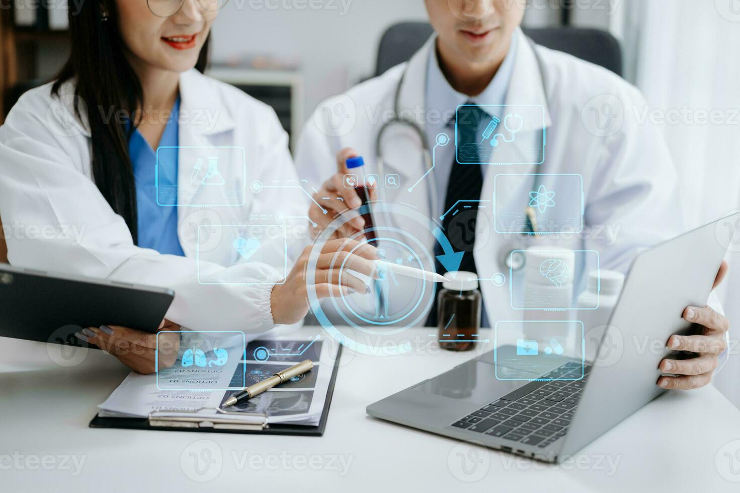 medisch technologie netwerk team vergadering concept. dokter hand- werken met slim telefoon modern digitaal tablet en laptop computer met grafiek tabel koppel, met virtueel icoon diagram foto