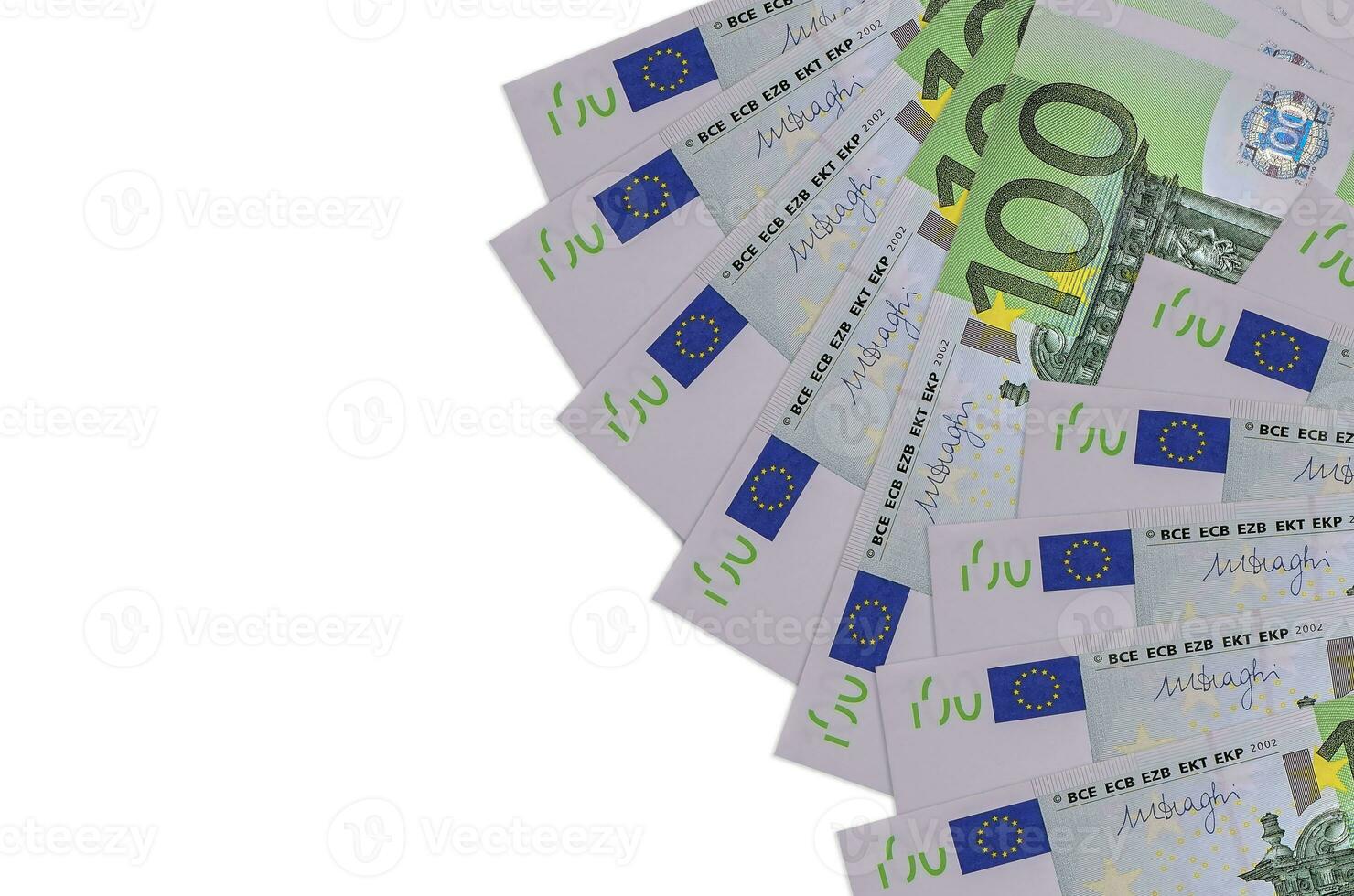 100 euro rekeningen leugens geïsoleerd Aan wit achtergrond met kopiëren ruimte. rijk leven conceptuele achtergrond foto