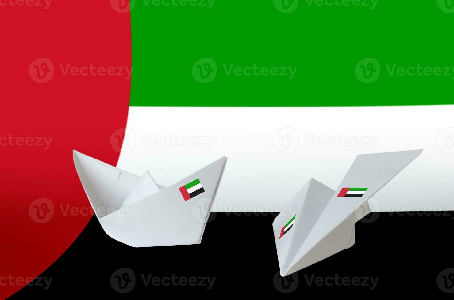 Verenigde Arabisch emiraten vlag afgebeeld Aan papier origami vliegtuig en boot. handgemaakt kunsten concept foto