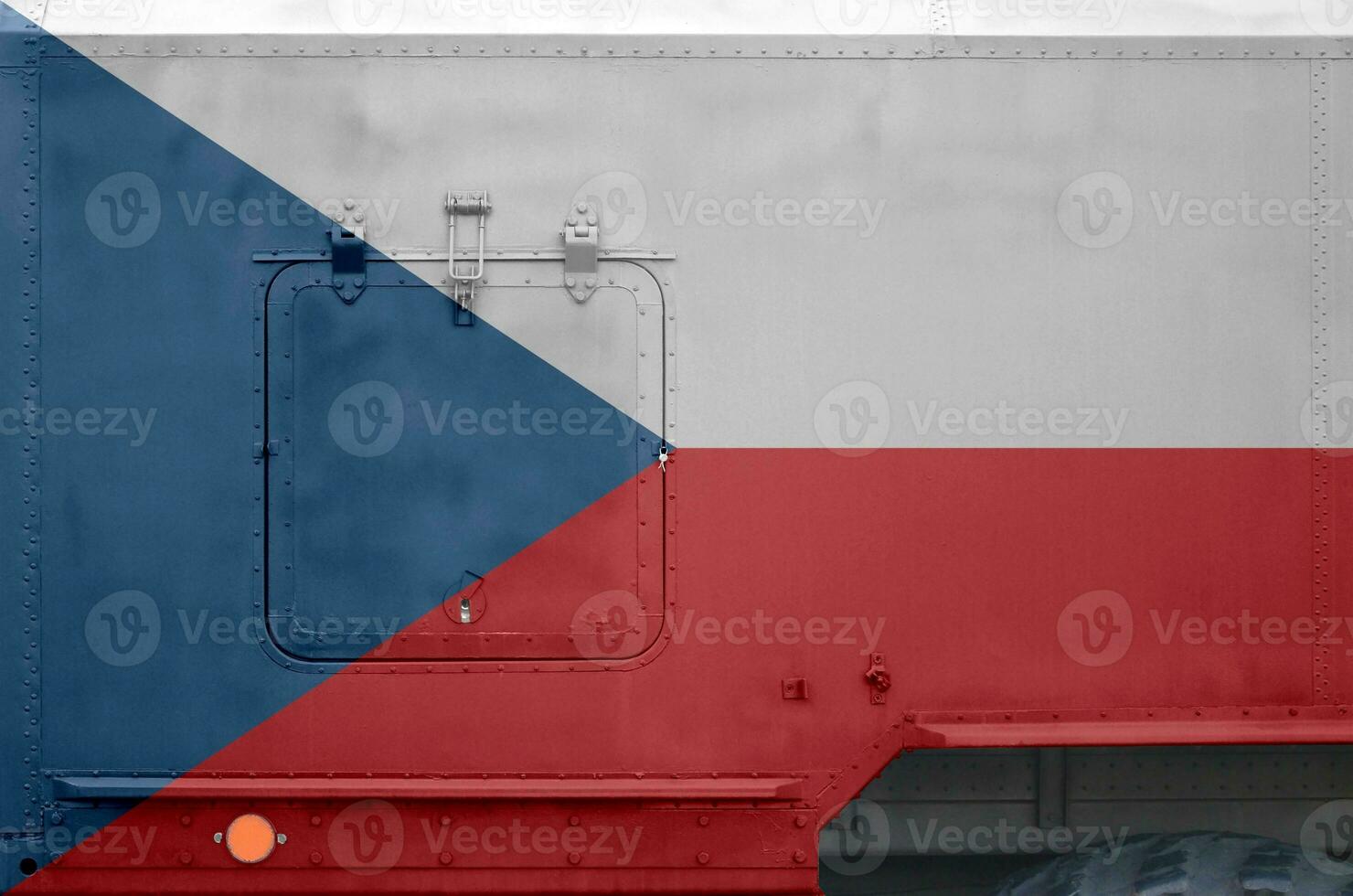 Tsjechisch vlag afgebeeld Aan kant een deel van leger gepantserd vrachtauto detailopname. leger krachten conceptuele achtergrond foto