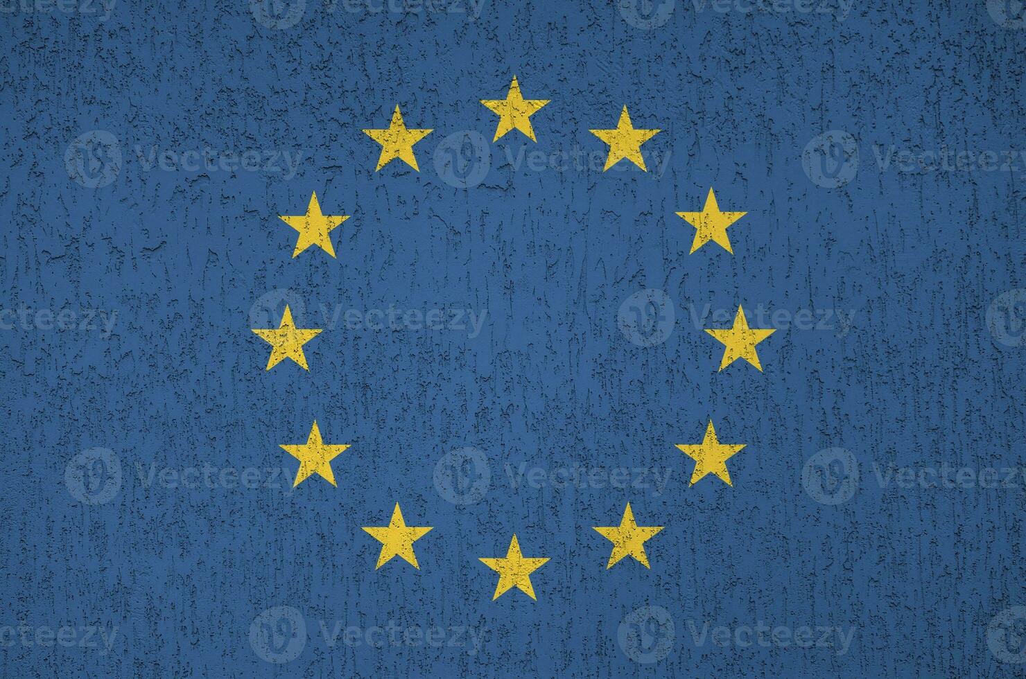 Europese unie vlag afgebeeld in helder verf kleuren Aan oud Verlichting bepleistering muur. getextureerde banier Aan ruw achtergrond foto