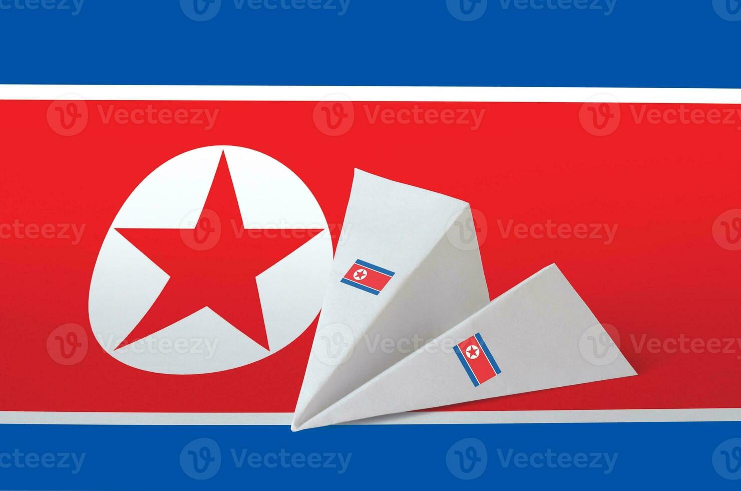 noorden Korea vlag afgebeeld Aan papier origami vliegtuig. handgemaakt kunsten concept foto