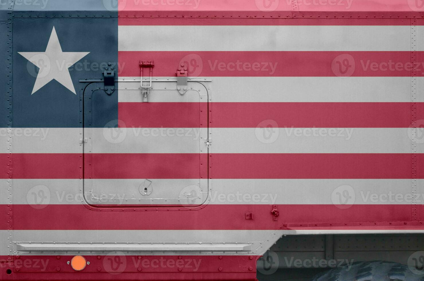 Liberia vlag afgebeeld Aan kant een deel van leger gepantserd vrachtauto detailopname. leger krachten conceptuele achtergrond foto