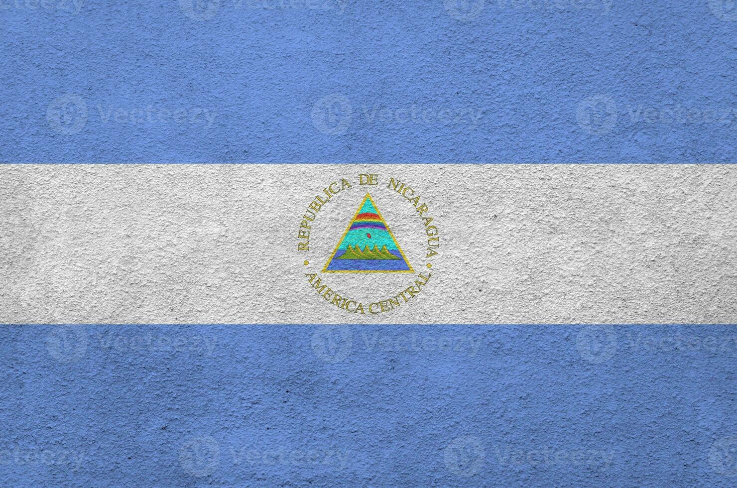 Nicaragua vlag afgebeeld in helder verf kleuren Aan oud Verlichting bepleistering muur. getextureerde banier Aan ruw achtergrond foto