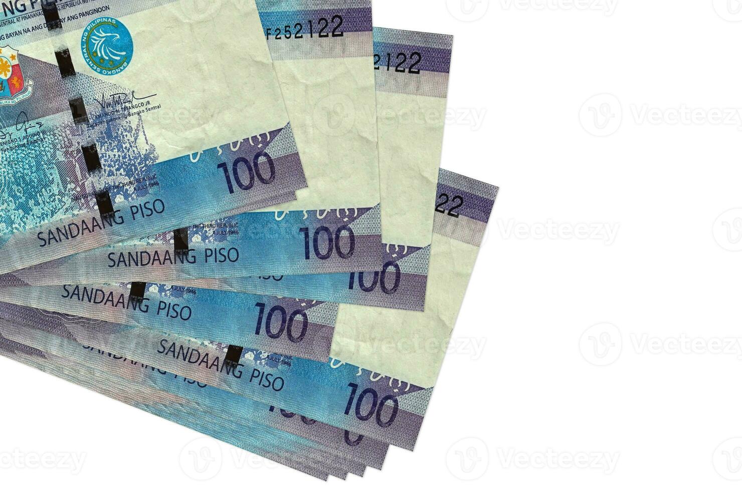 100 Filipijns piso rekeningen leugens in klein bundel of pak geïsoleerd Aan wit. mockup met kopiëren ruimte. bedrijf en valuta uitwisseling foto