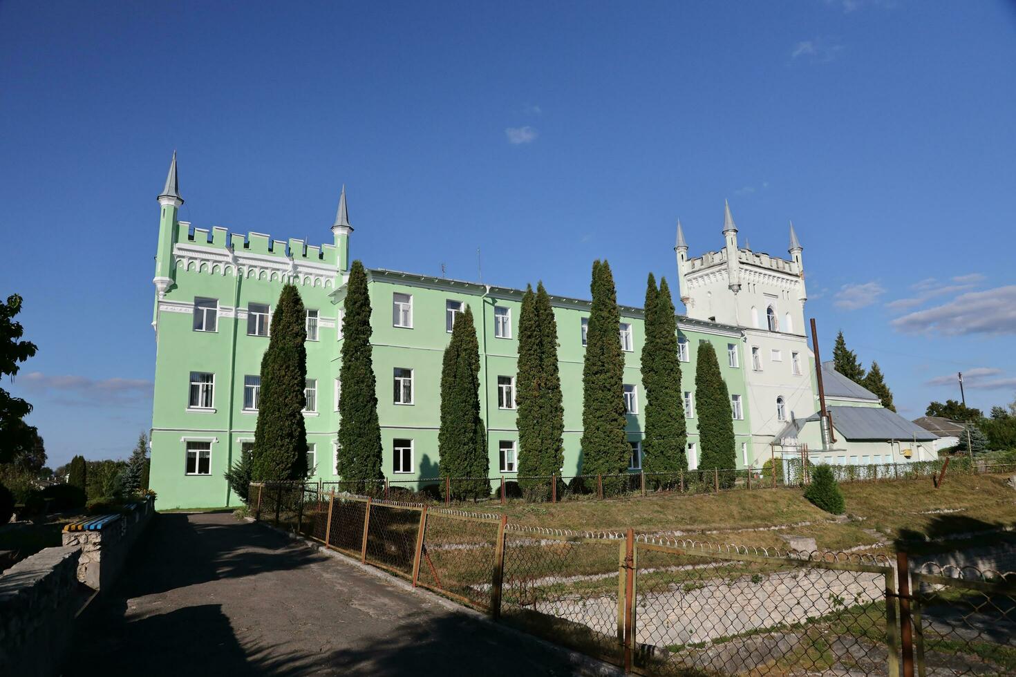 ternopil, Oekraïne - september 16, 2023 kremenets bosbouw college is een hoger leerzaam instelling in de dorp van bilokrynytsie, kremenets wijk foto