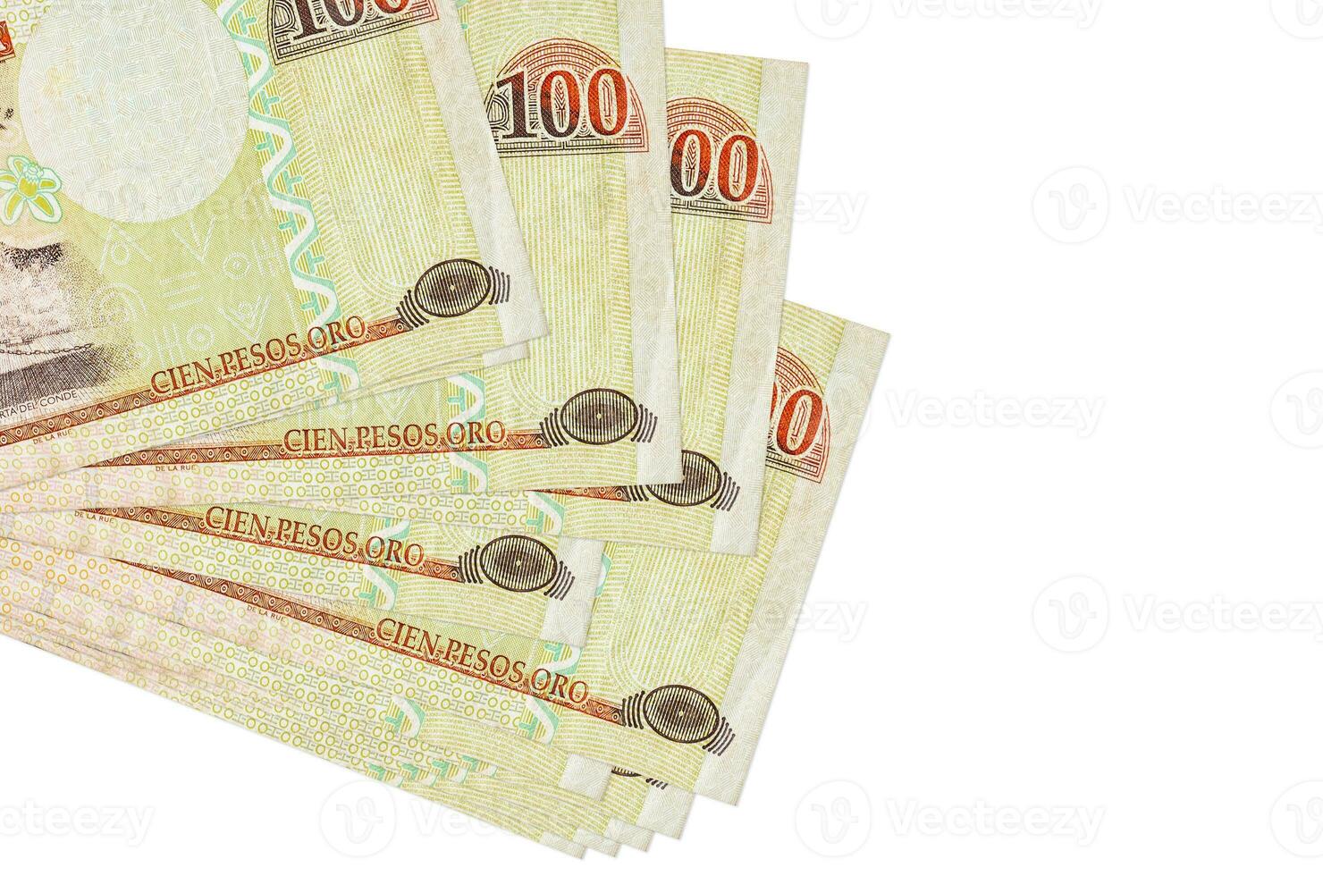 100 dominicaans peso rekeningen leugens in klein bundel of pak geïsoleerd Aan wit. mockup met kopiëren ruimte. bedrijf en valuta uitwisseling foto