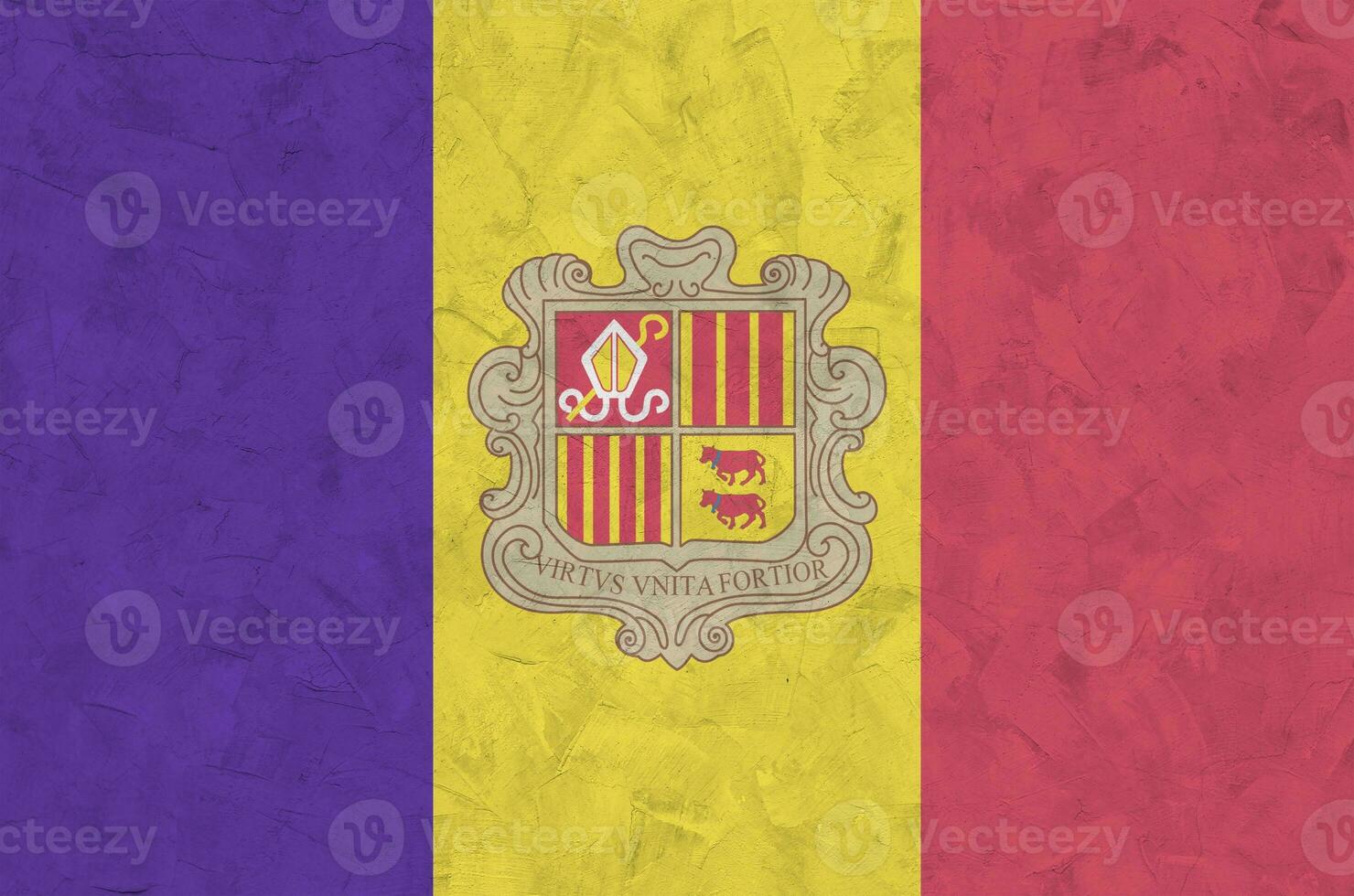 Andorra vlag afgebeeld in helder verf kleuren Aan oud Verlichting bepleistering muur. getextureerde banier Aan ruw achtergrond foto