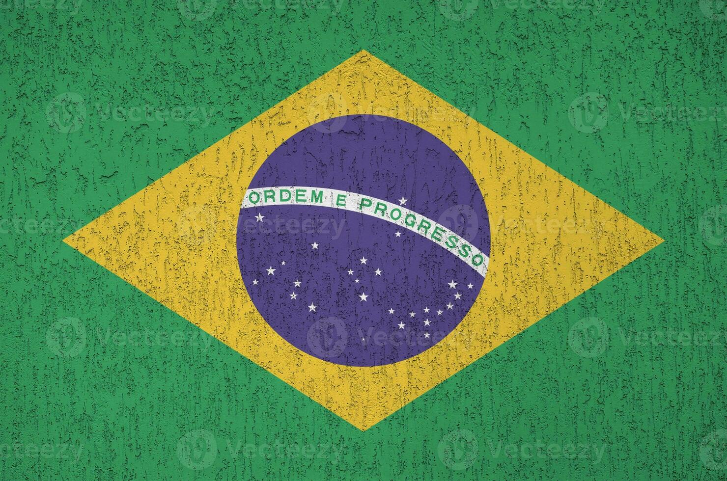 Brazilië vlag afgebeeld in helder verf kleuren Aan oud Verlichting bepleistering muur. getextureerde banier Aan ruw achtergrond foto