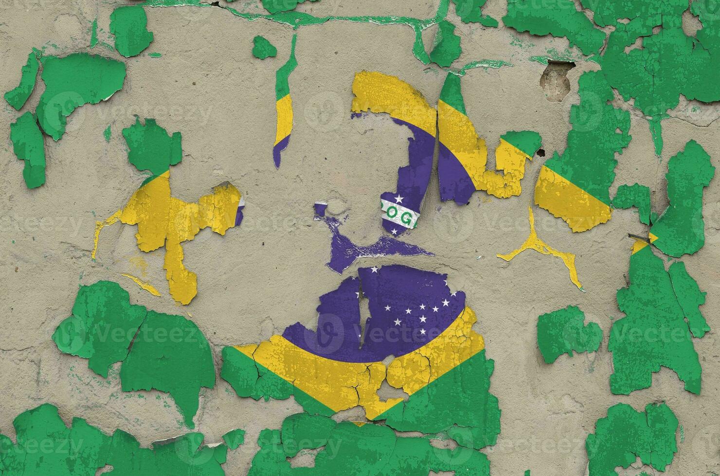 Brazilië vlag afgebeeld in verf kleuren Aan oud verouderd rommelig beton muur detailopname. getextureerde banier Aan ruw achtergrond foto