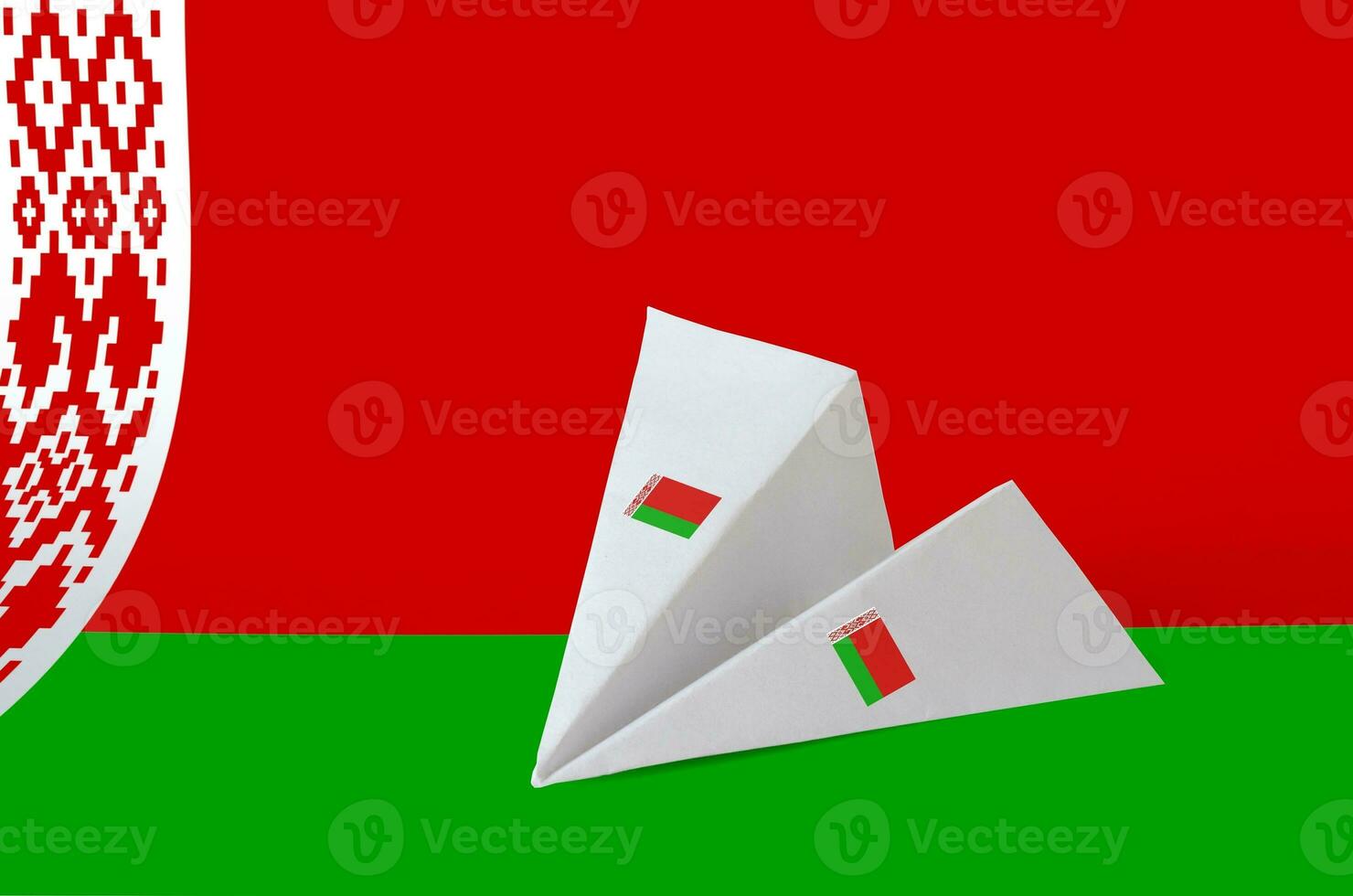 Wit-Rusland vlag afgebeeld Aan papier origami vliegtuig. handgemaakt kunsten concept foto