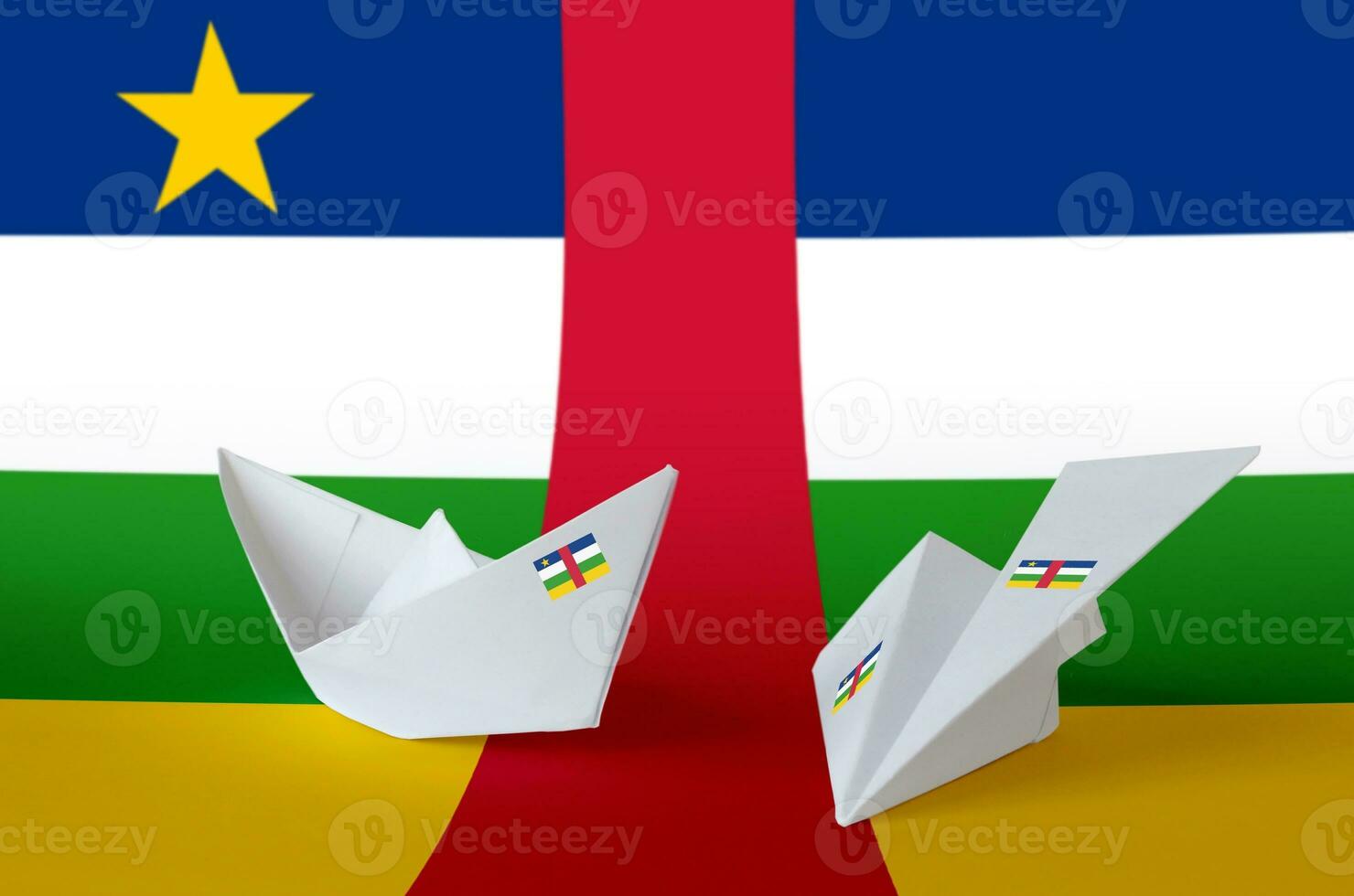 centraal Afrikaanse republiek vlag afgebeeld Aan papier origami vliegtuig en boot. handgemaakt kunsten concept foto