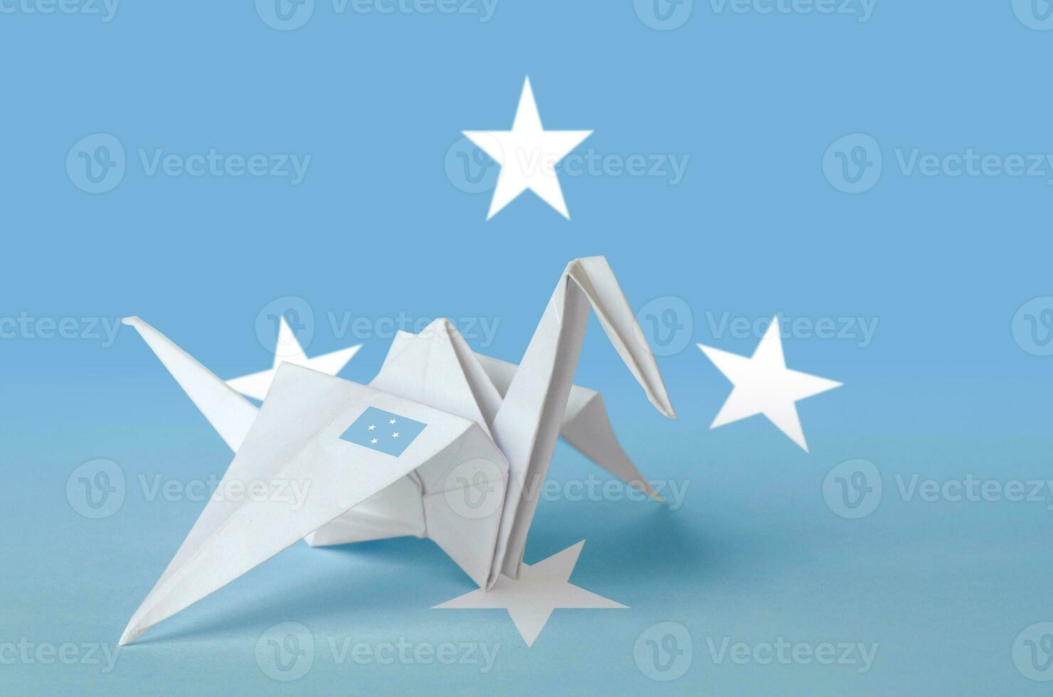 Micronesië vlag afgebeeld Aan papier origami kraan vleugel. handgemaakt kunsten concept foto