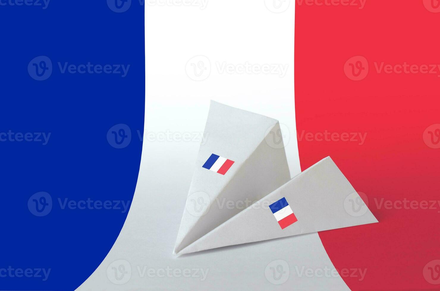 Frankrijk vlag afgebeeld Aan papier origami vliegtuig. handgemaakt kunsten concept foto