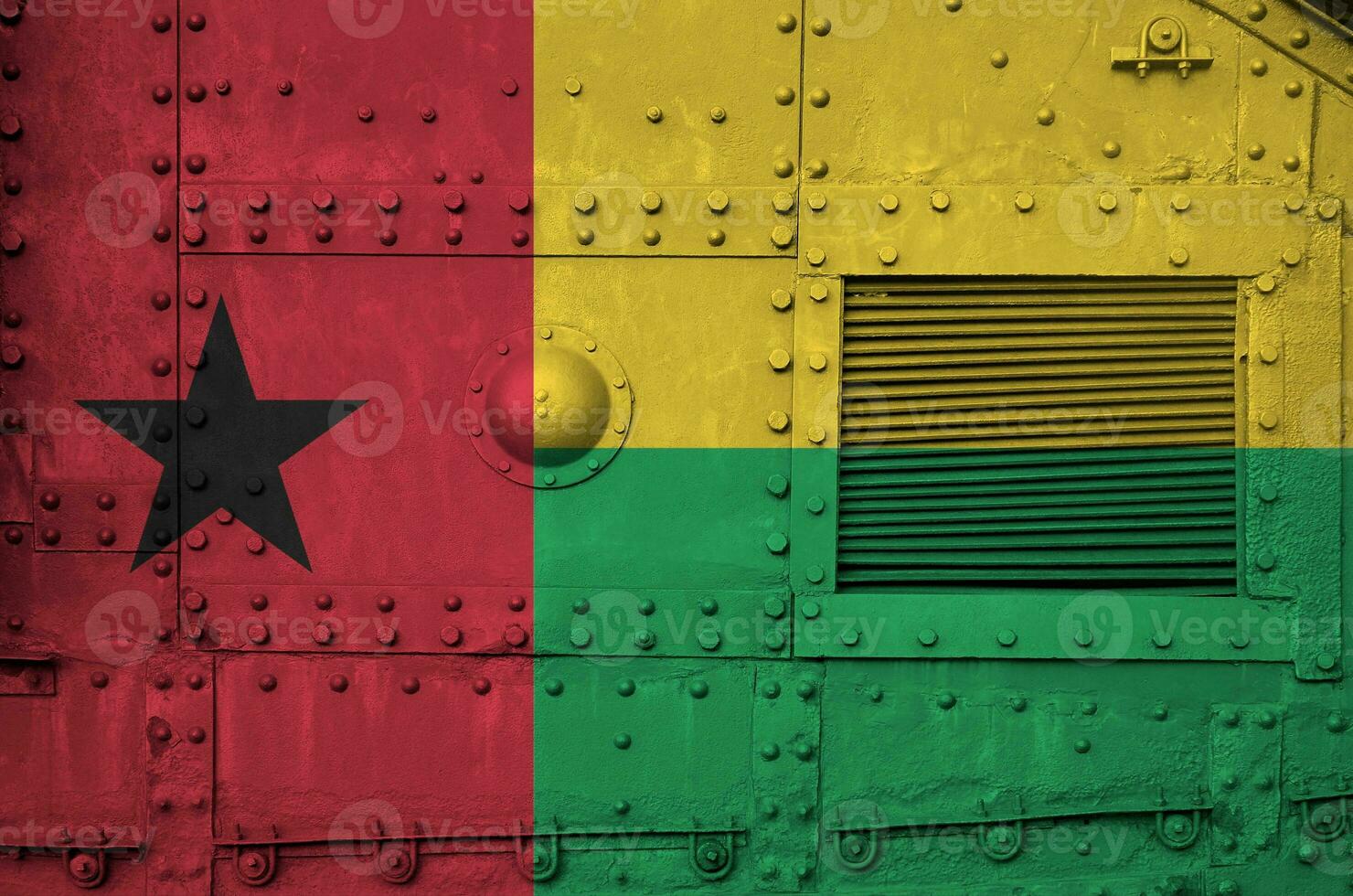 Guinea Bissau vlag afgebeeld Aan kant een deel van leger gepantserd tank detailopname. leger krachten conceptuele achtergrond foto
