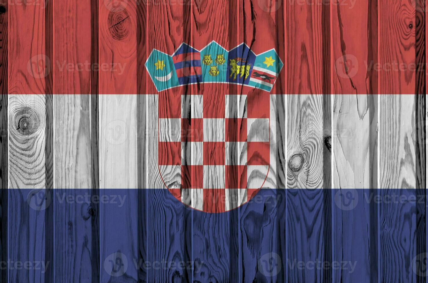 Kroatië vlag afgebeeld in helder verf kleuren Aan oud houten muur. getextureerde banier Aan ruw achtergrond foto